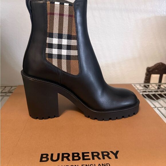 Burberry Black Women's Boots brand new with box size 5 - Picture 1 of 8